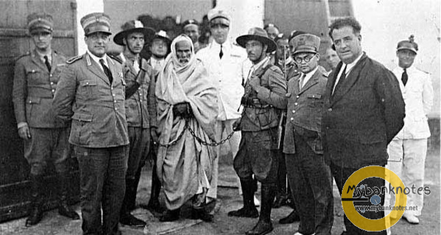 Omar Mokhtar (người bị đeo xích) bị quân Ý bắt